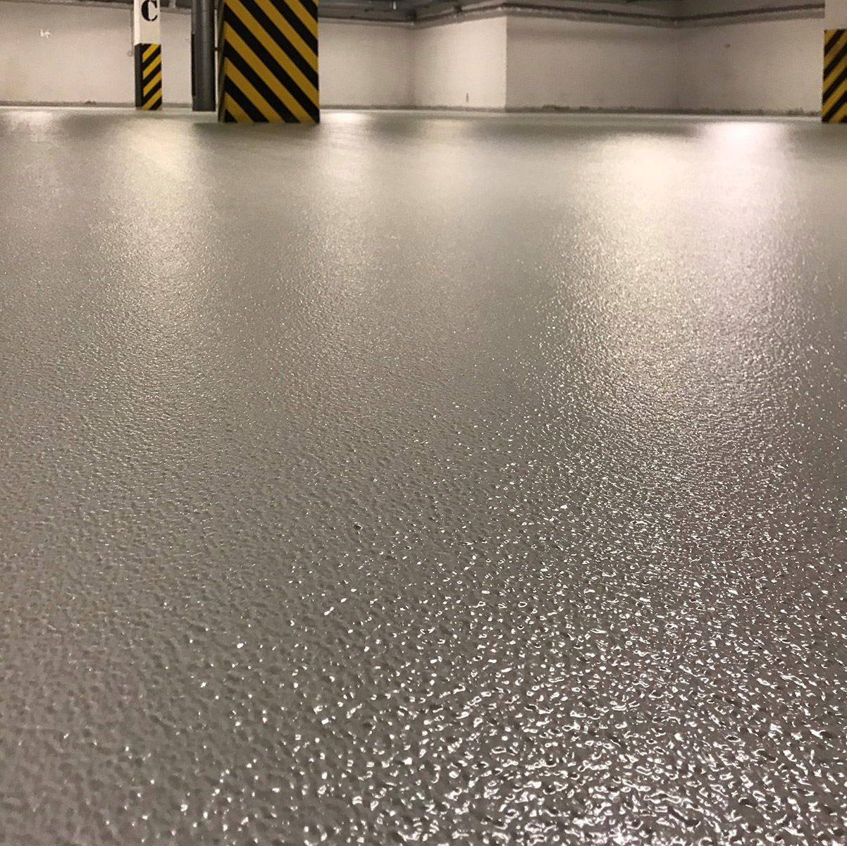 Read more about the article Dlaczego posadzka z żywicy a nie płytki ?