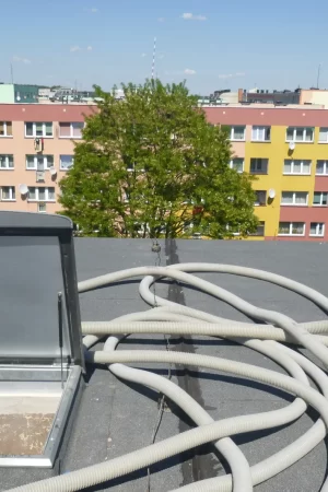 Węże do wdmuchiwania izolacji przy otworze technicznym na dachu